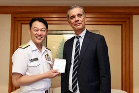 12 août - Entretien avec avec le Vice-amiral Daisuke KAJIMOTO, Commandant le groupement école japonais 